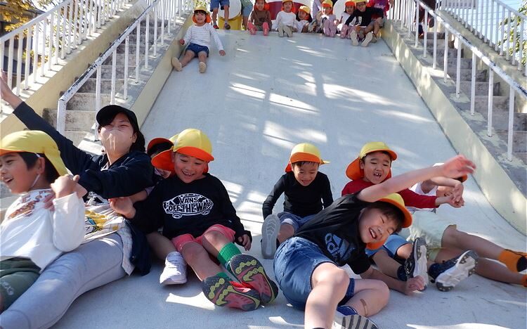足立区近隣公園で遊ぶ保育園児の画像